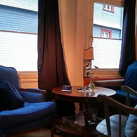 Hier & Jetzt In Monschaus Altstadt מונשאו