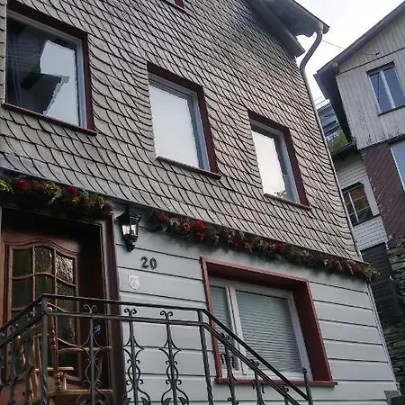 Hier & Jetzt In Monschaus Altstadt מונשאו